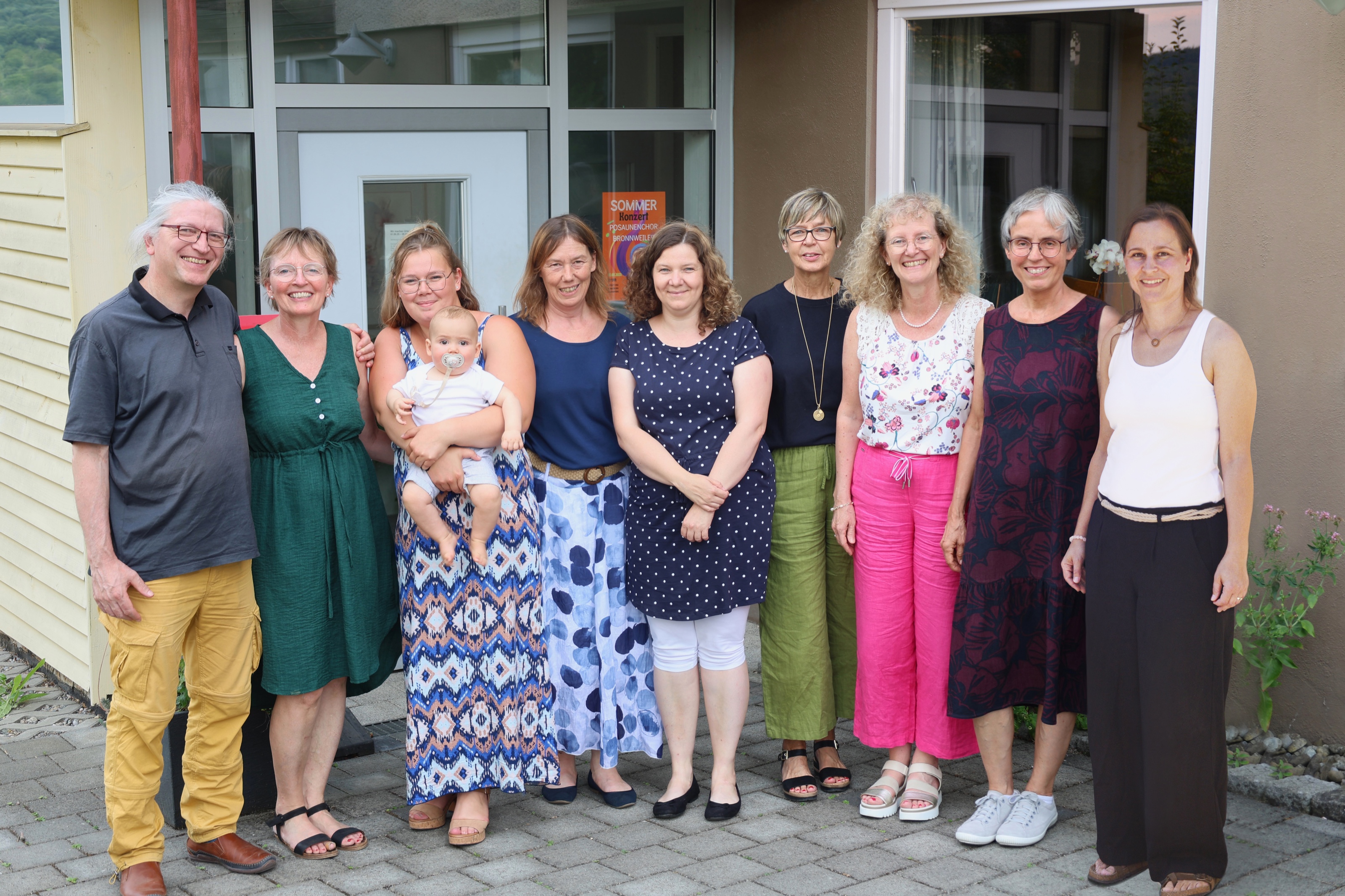 Das gesamte Praxisteam des MVZ Gomaringen vor der Praxis. Von links nach rechts: Dr. Schilling, Frau Schilling, Frau L. Neth, Frau A. Neth, Frau Merz, Frau Rieger, Frau Osmaston, Dr. Riesner, Frau Rauschenbach.